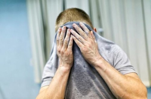 Bərdədə oğul atasının evini yardı