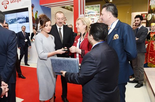 Prezident və xanımı sərgidə - Fotolar