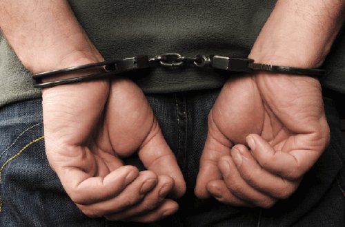 Telefonunu əlindən alıb pul istədilər