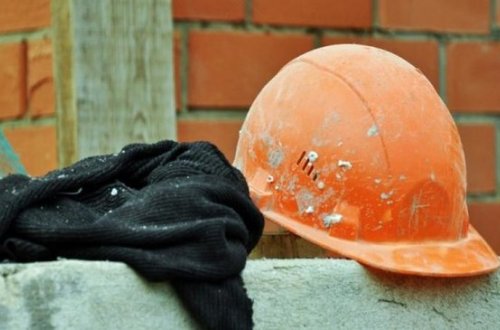 Sumqayıtda fəhlə işlədiyi binadan yıxıldı