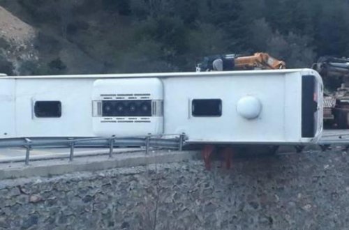 Sərnişin avtobusu aşdı - Ölən və yaralılar var