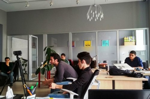 “AppLab” proqramının iştirakçıları gənc developerin uğur hekayəsini dinləyib