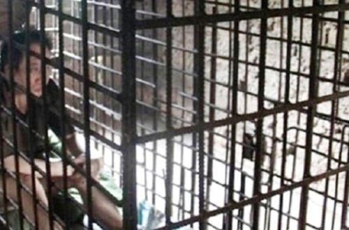 Ata oğlunu 20 ildir 1 metrlik qəfəsdə saxlayırmış - ŞOK OLAYIN ÜSTÜ AÇILDI - VİDEO