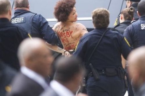 Çılpaq aktrisa Bil Kosbinin üzərinə atıldı – VİDEO