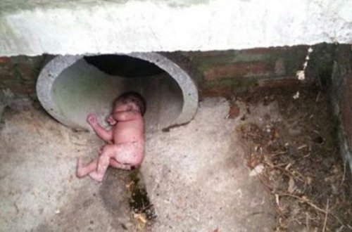 İtin hürdüyü yerə baxanda gördüyündən dəhşətə gəldi: Çılpaq qız uşağı... - FOTOLAR