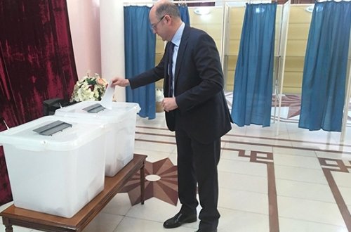 Daha bir nazir səs verdi