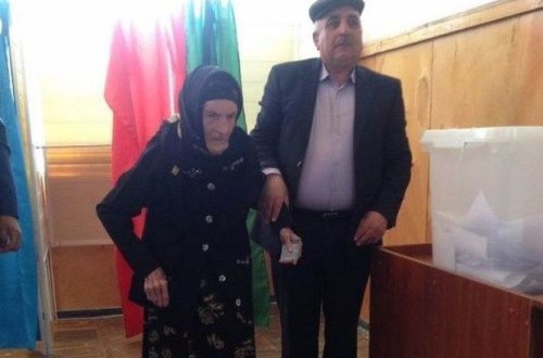 Üç əsrin şahidi olan seçici səs verdi - FOTO