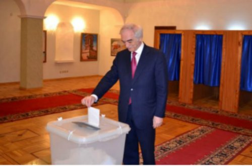 Polad Bülbüloğlu səsvermədə iştirak etdi