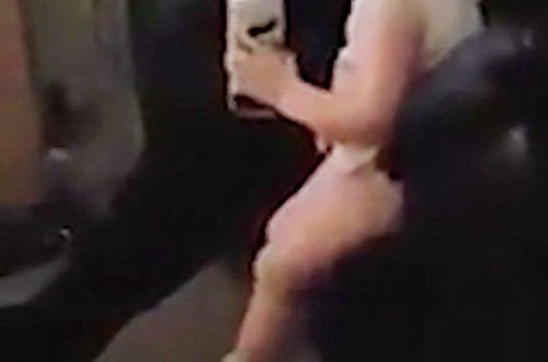 Ana 2 yaşlı qızına pivə içirdib, VİDEO-ya çəkdi