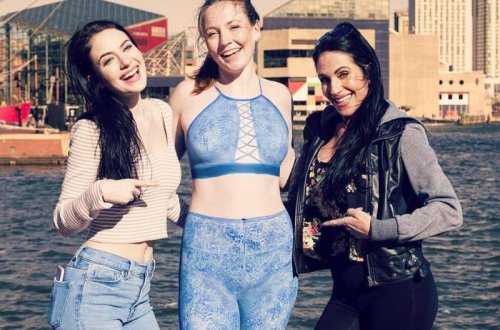 Qadın küçədə yoqayla məşğul oldu - kimsə çılpaq olduğunu hiss etmədi - VİDEO - FOTO