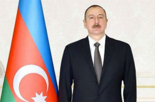 Prezidentə Quran hədiyyə edildi