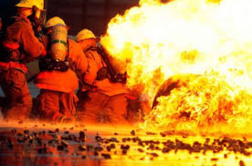 3 otaqlı ev tamamilə yandı