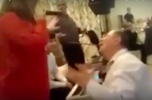 Azərbaycan toyunda biabırçılıq : Sərxoş kişilər qadın müğənniyə hücum etdilər – VİDEO