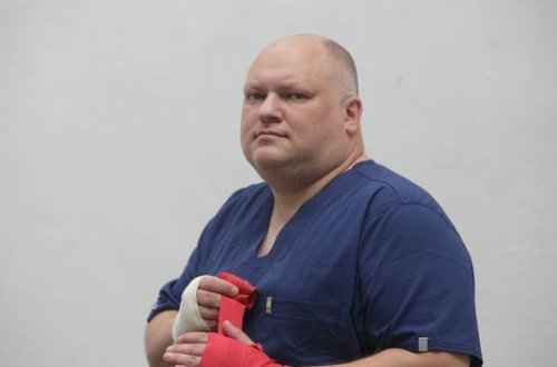 Rusiyalı deputat öz “iPad”ini tapdaladı - VİDEO