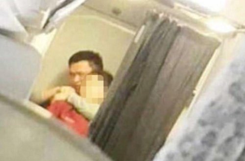 Təyyarədə şok: boğazına bıçaq dayayıb girov götürdü - FOTO