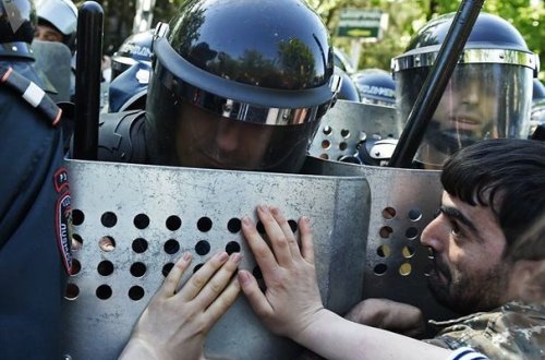 Yerevanda aksiyaların təşkilatçısının oğlu tutulub - YENİLƏNİB + VİDEO