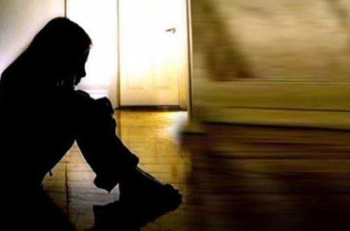 Müəllim 12 yaşlı şagirdinə təcavüz etdi: Qələmi yerə atıb əyilərkən...