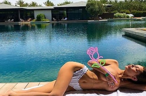 Bella çılpaq şəklini paylaşdı