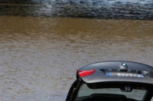 Yevlaxda toydan qayıdan sərxoş sürücü avtomobilini kanala aşırıb