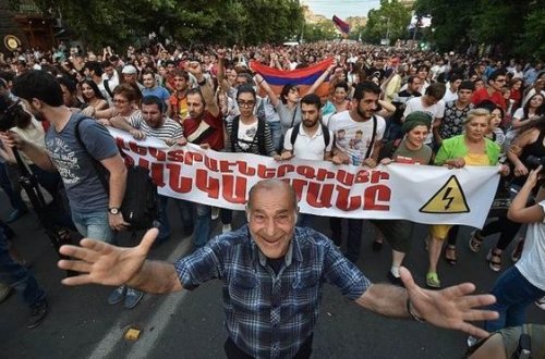 Ermənistanda etirazlar Gümrüyə çatdı