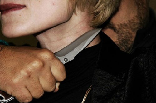 Saatlıda ər arvadını bıçaqladı