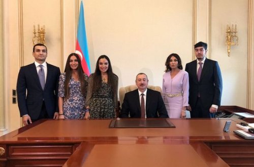 İlham Əliyev iş otağını göstərdi - FOTO