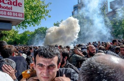 Yerevanda hökumət binası önündə toqquşmalar - VİDEO