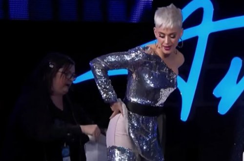 Pop ulduzun efirdə paltarı cırıldı - Video