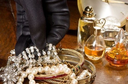 Bakıda evdən 20 min manatlıq qızıl oğurlanıb