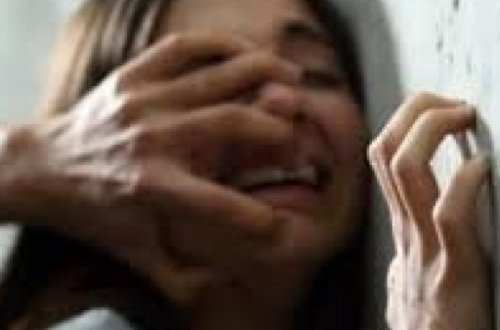 Süpürgəçi ilə intim əlaqədə olub onu şantaj edən müəllimin FOTOSU