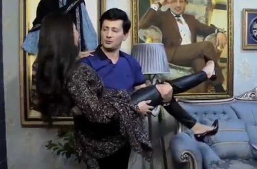 Efirdə Ayseli qucağına aldı - Video
