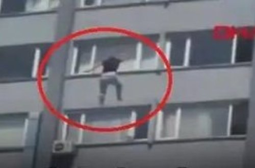 Dəhşətli intihar! Kəlmeyi-şəhadəti deyib özünü aşağı atdı - VİDEO