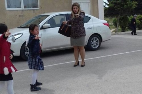 Direktoru maşını məktəbin həyətində saxlayır, şagirdləri qovur - 316 SAYLI MƏKTƏBDƏ BİABIRÇILIQ