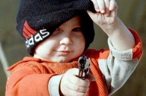 Üç yaşlı uşaq hamilə anasını güllələdi