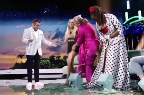 Verilişdə sinəsi açılan qız: 