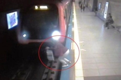Qadın özünü qatarın altına atdı, başı bədənindən ayrıldı — Bakı metrosunda dəhşət + YENİLƏNİB