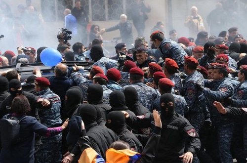 Ermənilər Gürcüstanla sərhəd yolunu bağladılar