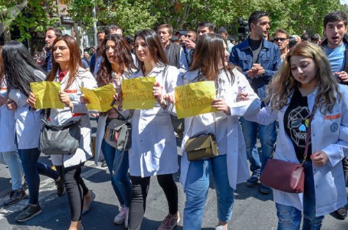 Ermənistanda hərbçilər də etirazçılara qoşuldular - Canlı Yayım