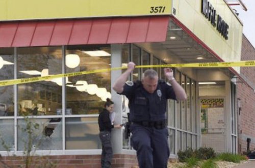 Çılpaq kişi kafeyə girib içəridəkiləri güllələdi: 3 ölü - FOTO