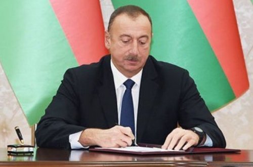 İlham Əliyev bir qrup şəxsə fəxri adlar verdi