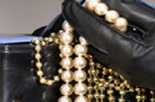 Həmkəndlisinin evindən 10 min manatlıq qızıl oğurladı