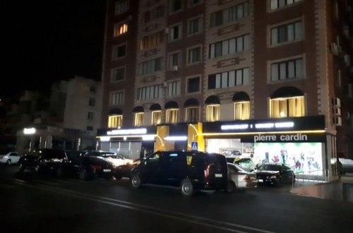 Nazirin nəvəsi yaşayış binasının 2-ci mərtəbəsində restoran açdı – Hər gecə dava düşür - VİDEO