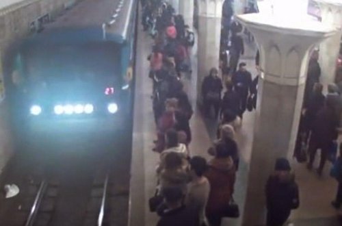 SON DƏQIQƏ: Bakı metrosu yenə qarışdı - Vaqonlar boşaldıldı