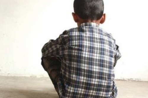 Bakı məktəbində 10-cu sinif şagirdləri 1-ci sinif şagirdini zorladı:Ayaqyolunda şalvarını çıxarıb...