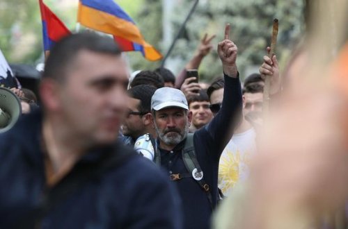 Paşinyanın arxasında duranların kimliyi məlum oldu