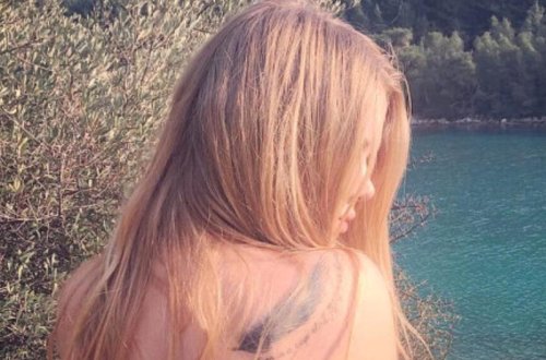 Gənc aktrisa soyunub, çılpaq halda çəmənliyə uzandı - VİDEOsunu çəkib paylaşdı - FOTO