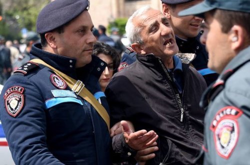Ermənistanda etiraz aksiyaları yenidən başladı