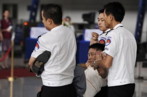 Çinli turist pis qoxuya görə həbs olundu