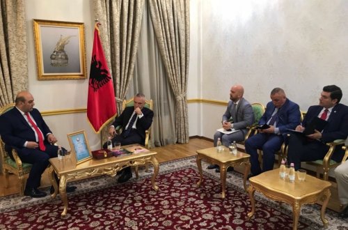 Albaniya Prezidentinə “Azərbaycanım” beynəlxalq jurnalının təsis etdiyi “Azərbaycanın dostu” qızıl ordeni təqdim edilib