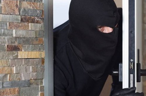 Evinə girən oğru ilə əlbəyaxa oldu – Arvadı bıçaqlandı